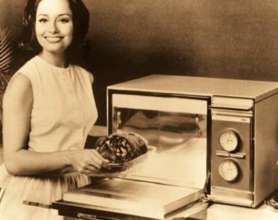 Garota apresenta forno primitivo de micro-ondas