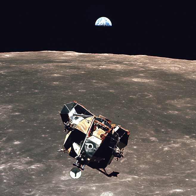 O módulo Águia retorna ao espaço, após a conclusão da primeira missão lunar