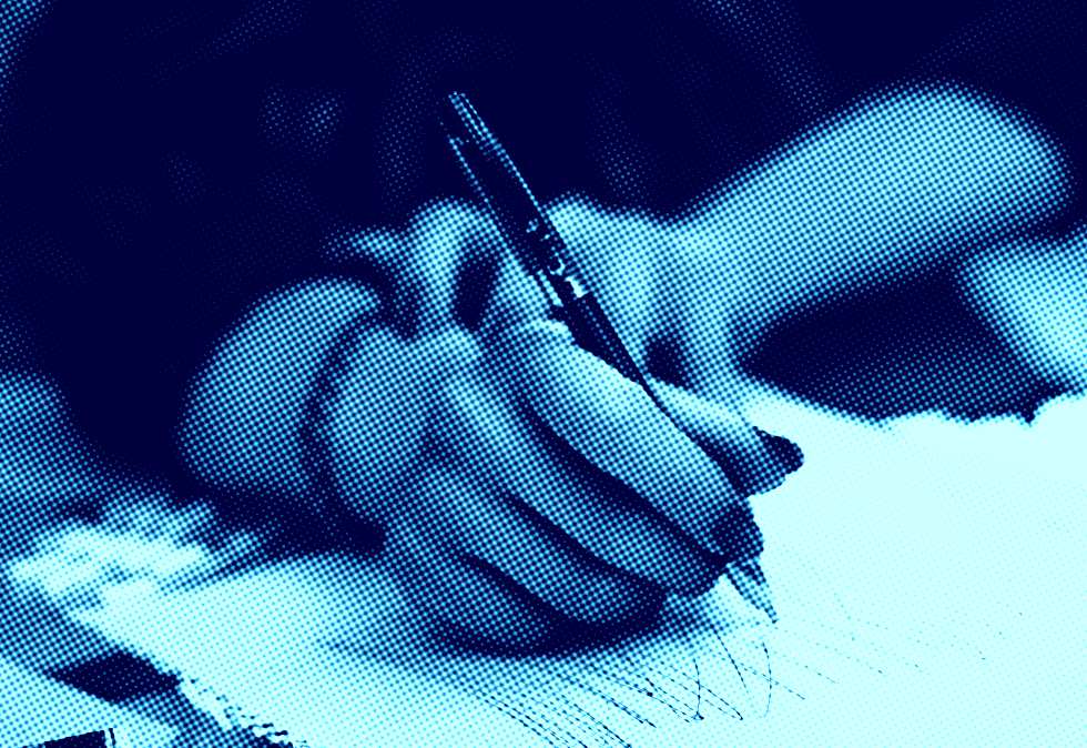 mão escrevendo em caderno