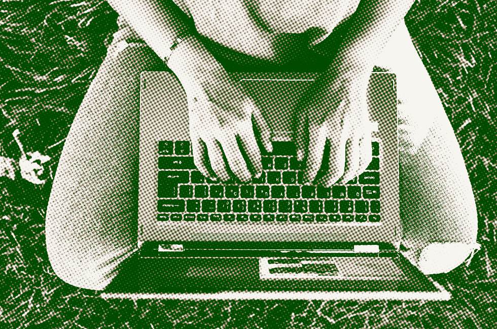 jovem usando computador