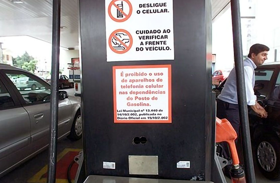 Alerta contra celular em posto de gasolina