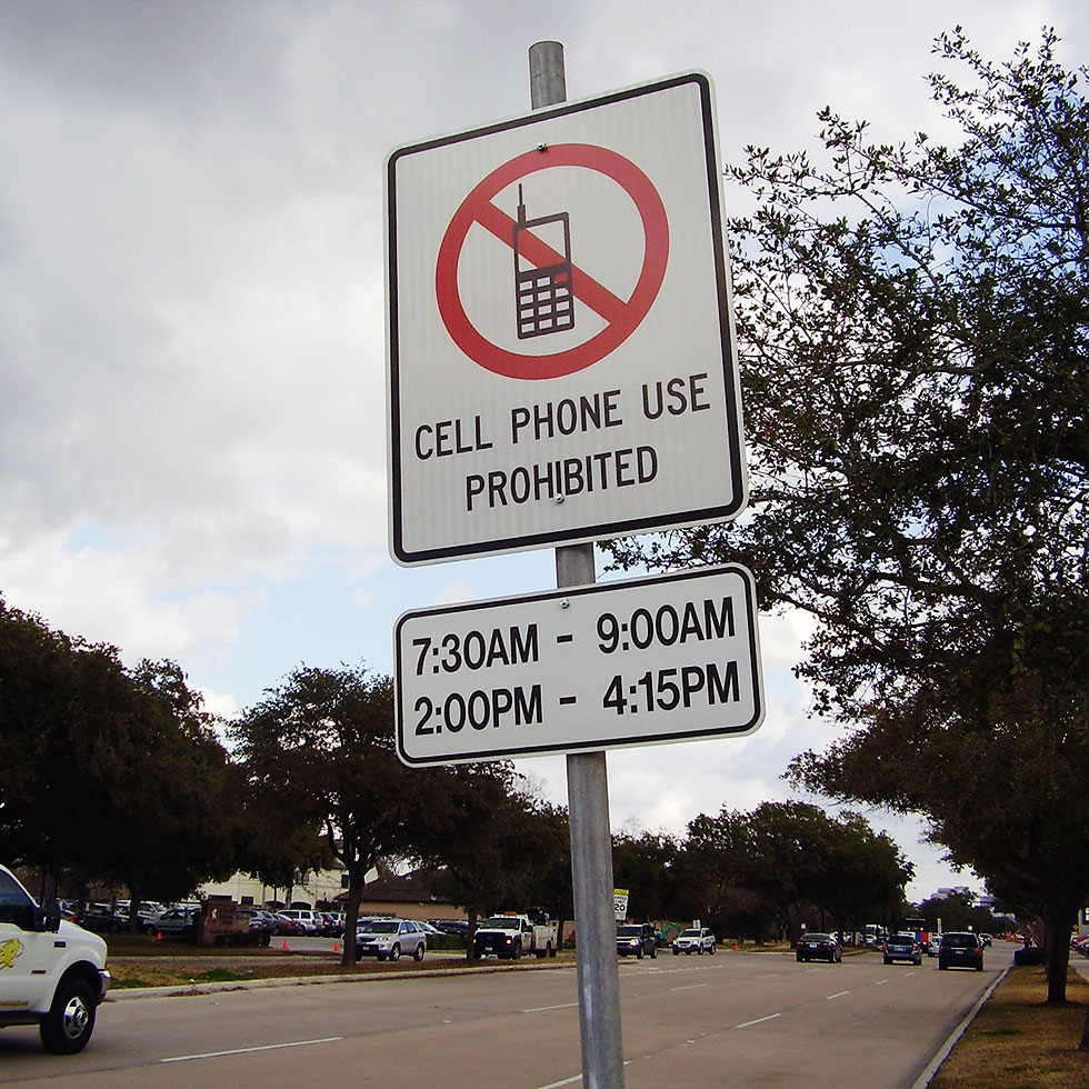 Placa texana limita horário para dirigir falando ao celular