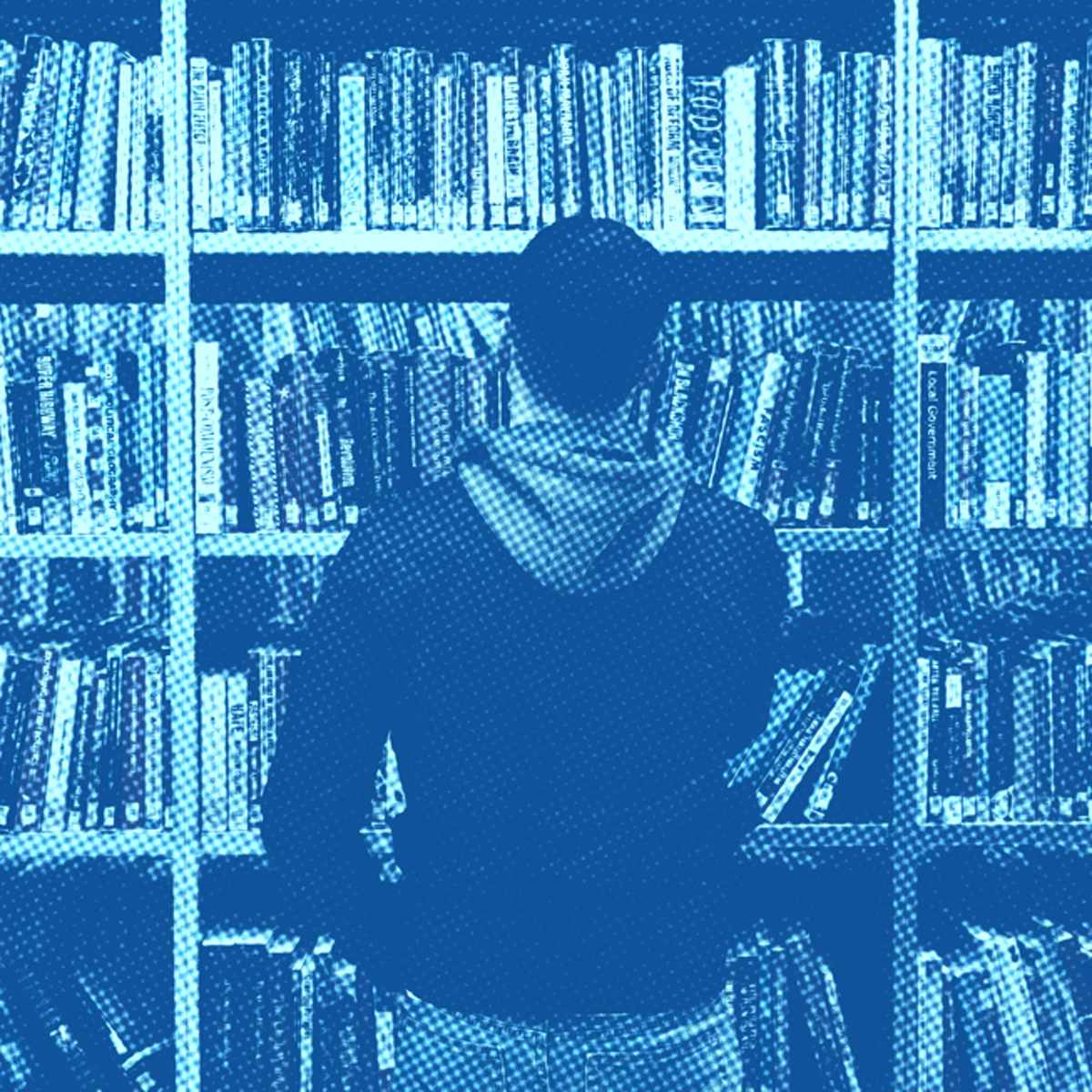 homem em biblioteca