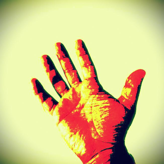 mão humana emitindo "energia"