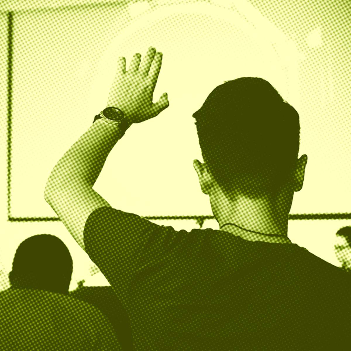 estudante levanta a mão durante aula