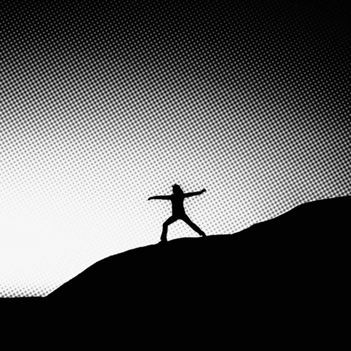 silhueta exercitando-se no alto de colina