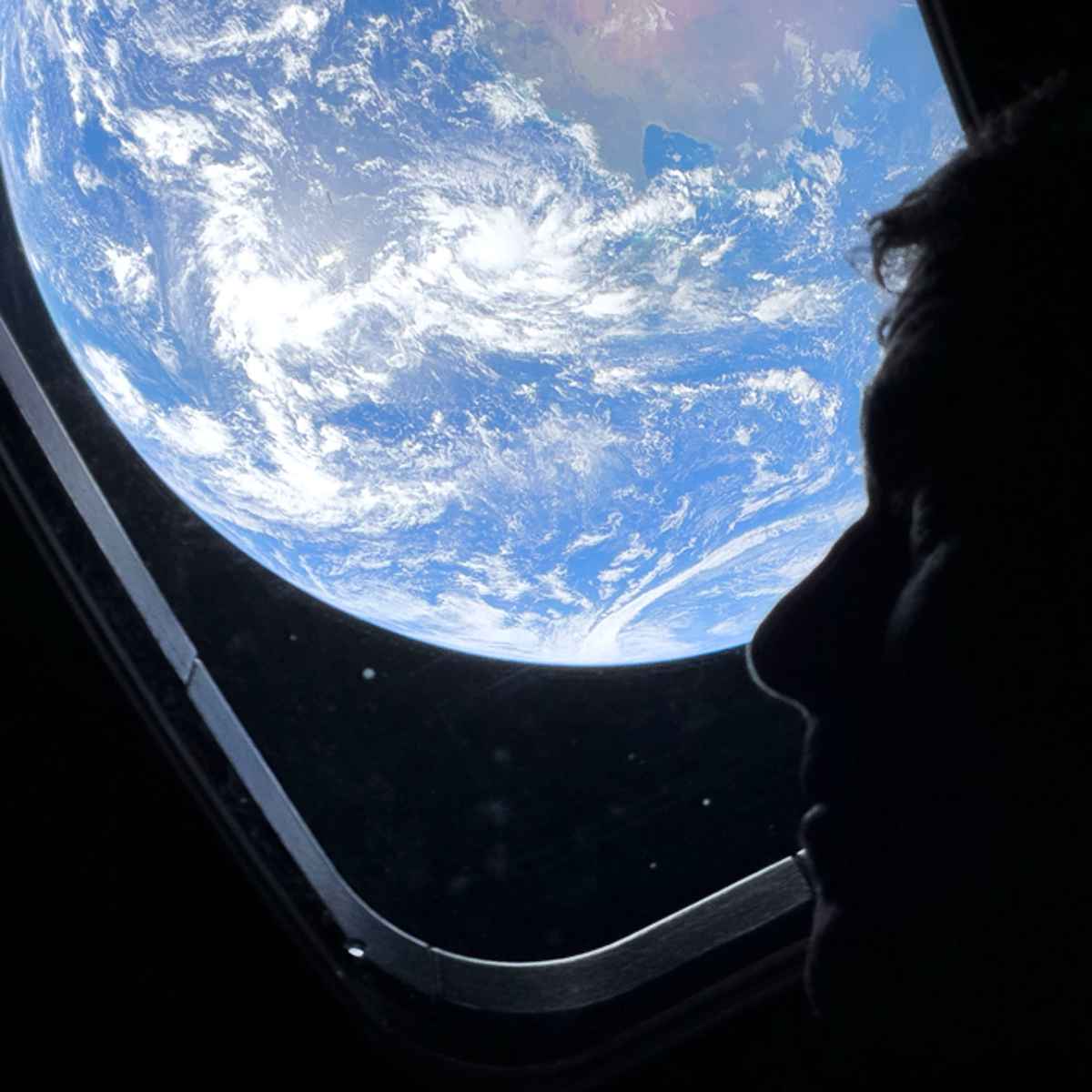 Terra vista de dentro da cápsula Oion, da missão Artemis II