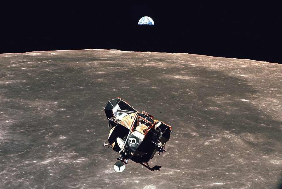 O módulo Águia retorna ao espaço, após a conclusão da primeira missão lunar
