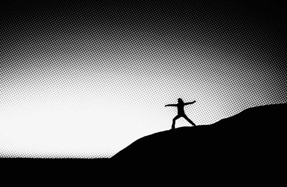 silhueta exercitando-se em alto de colina