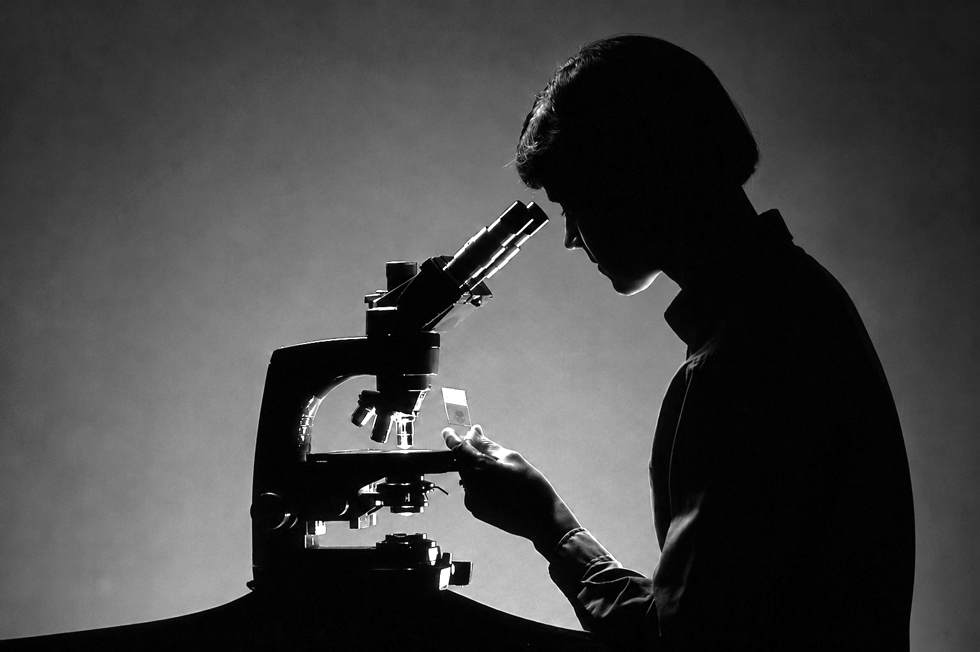 microscópio em preto e branco