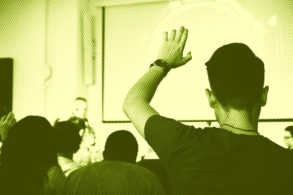 estudante levanta a mão durante aula