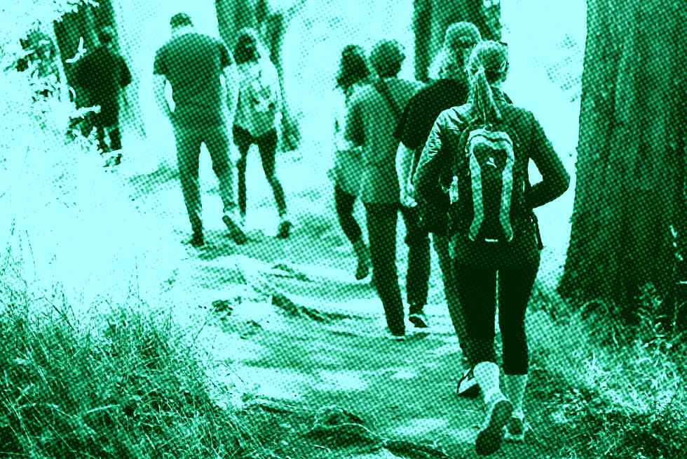 pessoas em caminhada